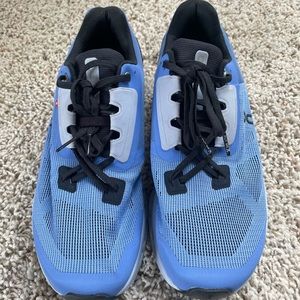 Women’s On Cloudstratus 2.0, size 10